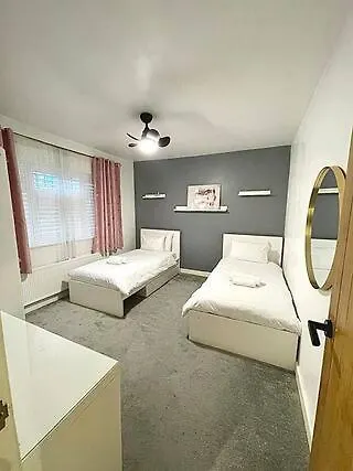 Spacious Twin Room In Cozy Home