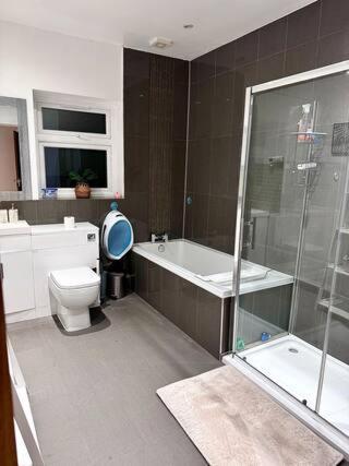 Spacious Twin In Cozy Guest house