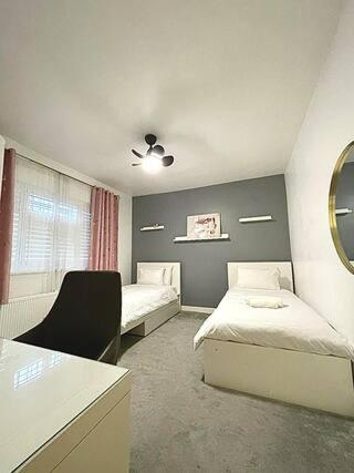 Guest house Spacious Twin In Cozy *