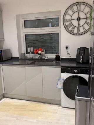 Spacious Twin In Cozy Guest house London