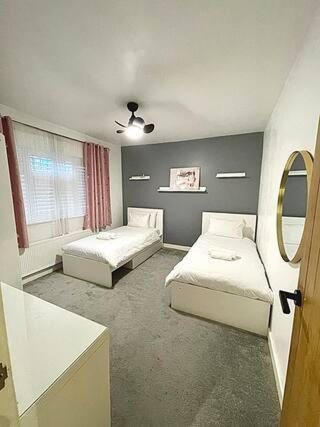Spacious Twin In Cozy